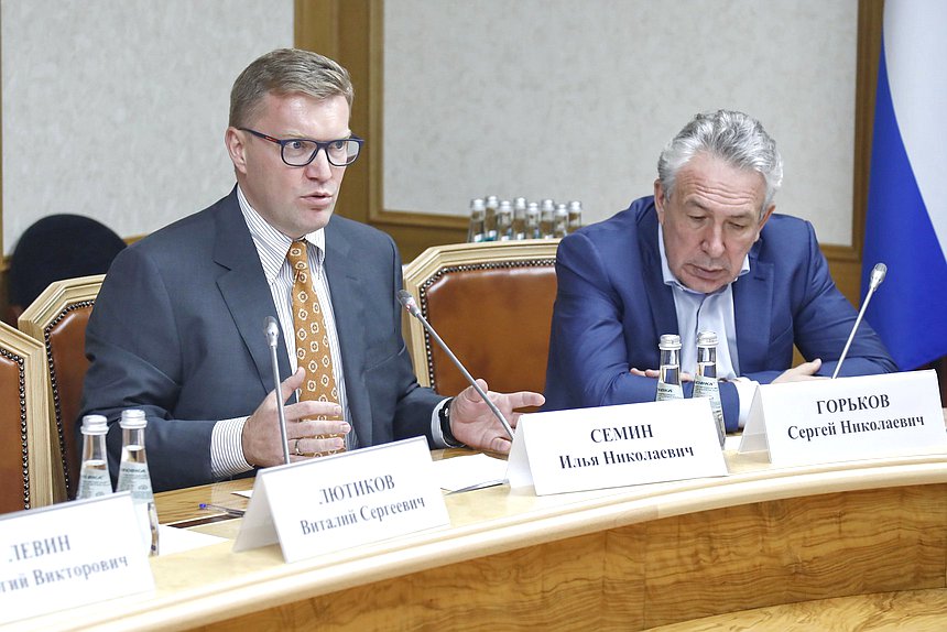 Совещание фракции «Новые люди» на тему «Вычислительная инфраструктура для ИИ: ЦОДы и микроэлектроника»