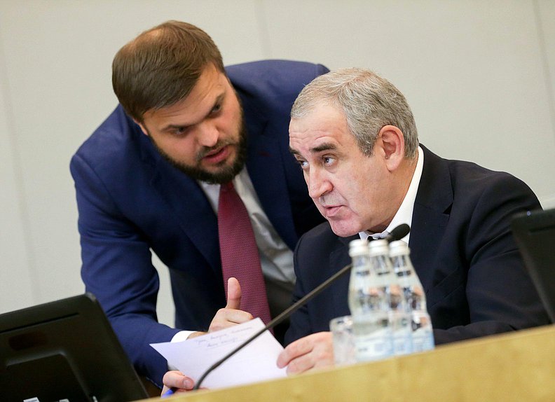 Член Комитета по делам СНГ, евразийской интеграции и связям с соотечественниками Артем Туров и заместитель Председателя Государственной Думы Сергей Неверов