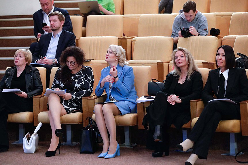 Круглый стол фракции «Новые люди» на тему «Законодательное обеспечение создания условий для увеличения рождаемости в России: переход от урбанизации к типовому малоэтажному строительству в городах»