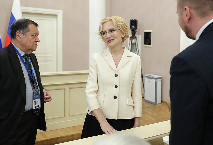 Председатель Комитета по бюджету и налогам Андрей Макаров и заместитель Председателя Государственной Думы Ирина Яровая
