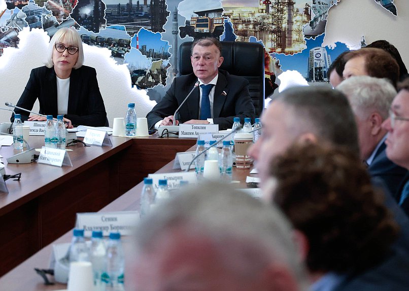 Первый заместитель Председателя Комитета по экономической политике Надежда Школкина и Председатель Комитета Максим Топилин