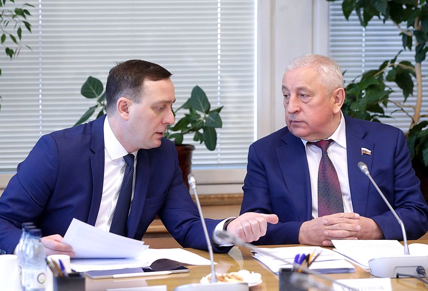 Первый заместитель Председателя Комитета по развитию Дальнего Востока и Арктики Вячеслав Логинов и Председатель Комитета Николай Харитонов