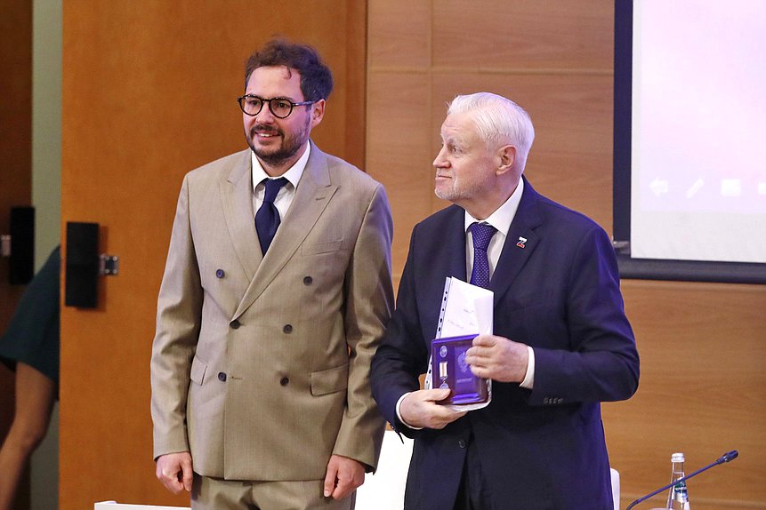 Руководитель фракции "Справедливая Россия - За правду" Сергей Миронов и статс-секретарь - заместитель руководителя ФМБА России Николай Солнцев