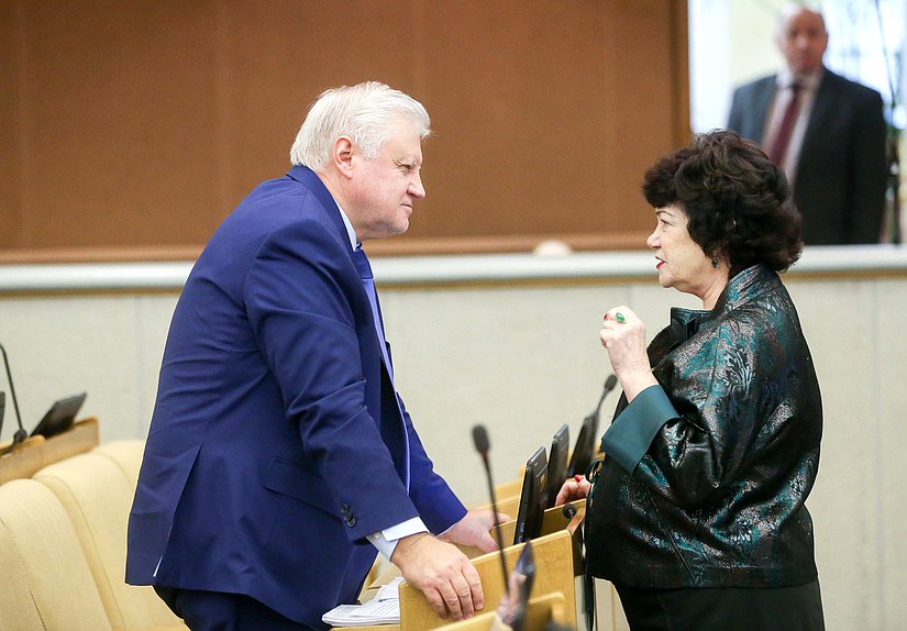 Руководитель фракции «Справедливая Россия» Сергей Миронов и Председатель Комитета по вопросам семьи, женщин и детей Тамара Плетнева