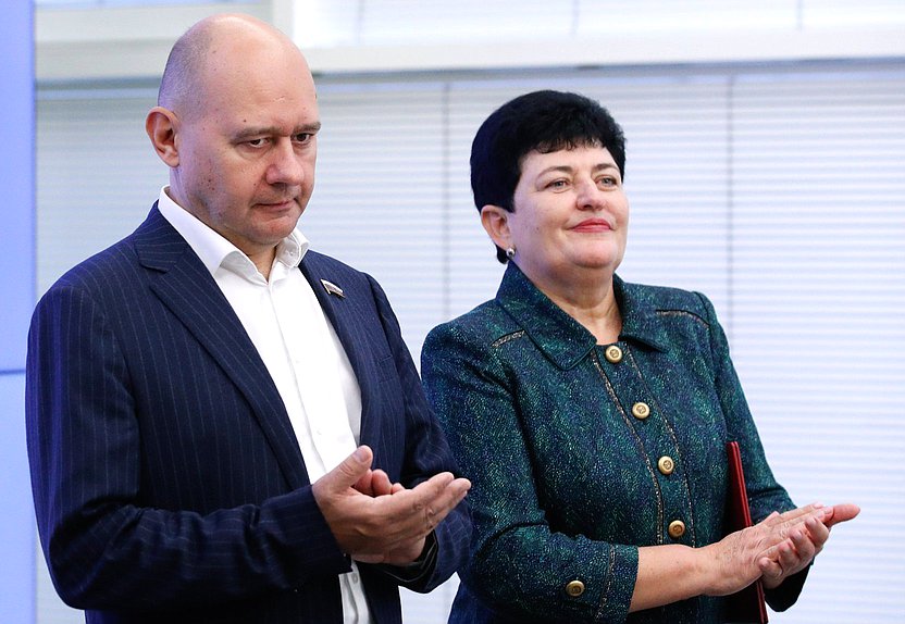 Заместитель Председателя Комитета по развитию гражданского общества, вопросам общественных и религиозных объединений Олег Леонов и член Комитета по культуре Ольга Германова