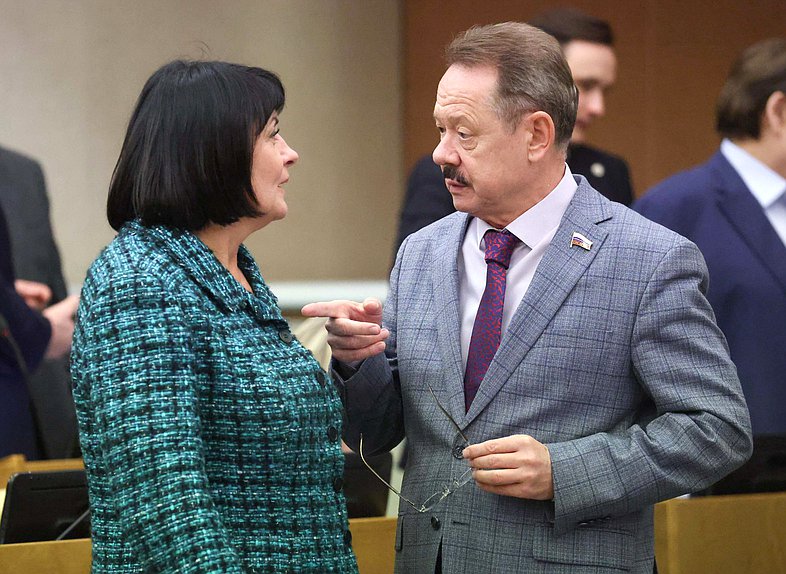 Заместитель Председателя Комитета по туризму и развитию туристической инфраструктуры Татьяна Лобач и член Комитета по развитию Дальнего Востока и Арктики Владимир Новиков