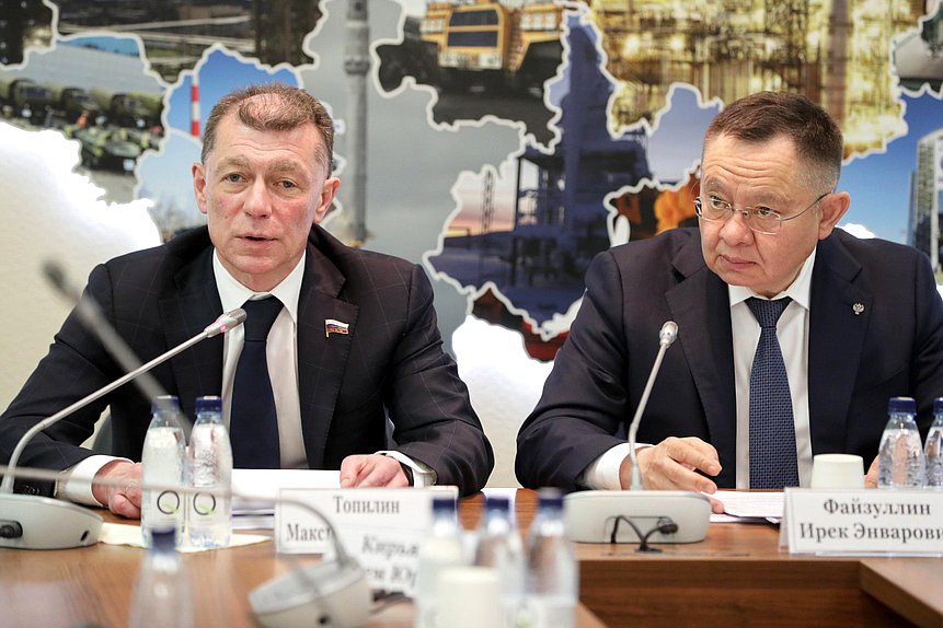 Председатель Комитета по экономической политике Максим Топилин и Министр строительства и ЖКХ РФ Ирек Файзуллин