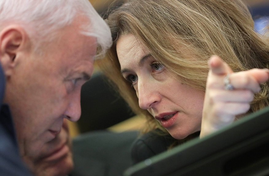 Председатель Комитета по финансовому рынку Анатолий Аксаков и заместитель Председателя Комитета по бюджету и налогам Ольга Ануфриева