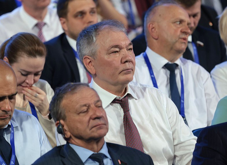 Председатель Комитета по делам СНГ, евразийской интеграции и связям с соотечественниками Леонид Калашников. Пленарное заседание Международного форума «Великое наследие — общее будущее»