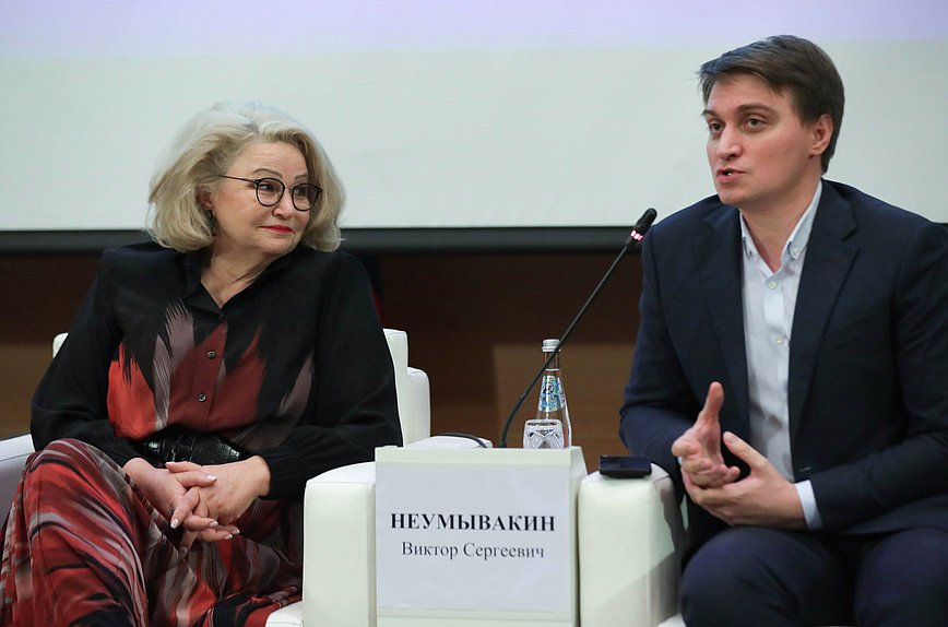 Председатель Комитета по защите семьи, вопросам отцовства, материнства и детства Нина Останина и Директор Департамента государственной политики в сфере среднего профессионального образования и профессионального обучения Министерства просвещения РФ Виктор Неумывакин