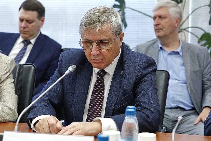 Первый заместитель Председателя Комитета по науке и высшему образованию Олег Смолин