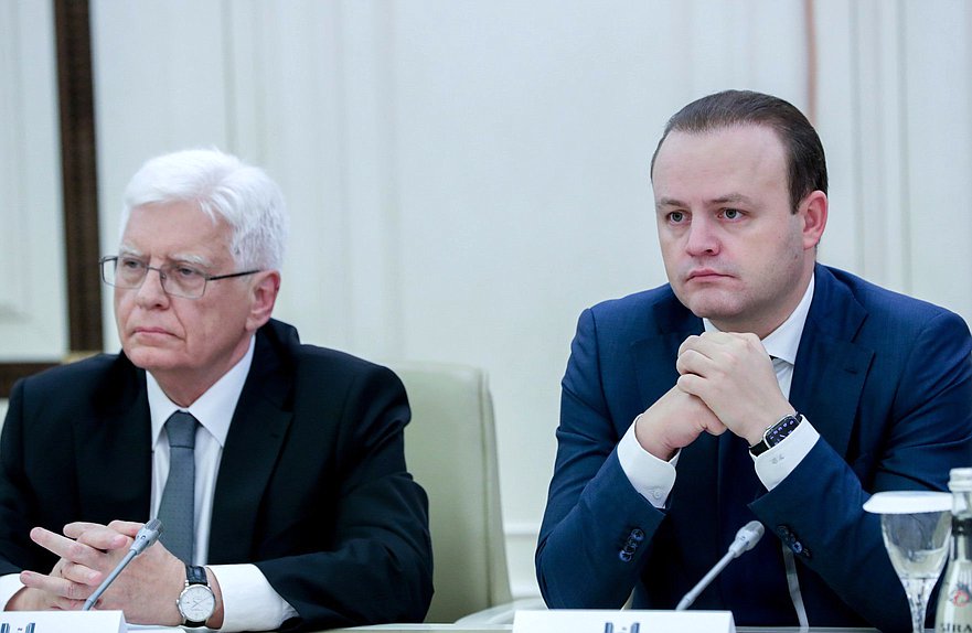 Заместитель Председателя Государственной Думы Владислав Даванков (справа)