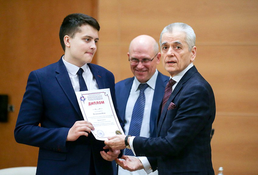 Первый заместитель Председателя Комитета по образованию и науке Геннадий Онищенко