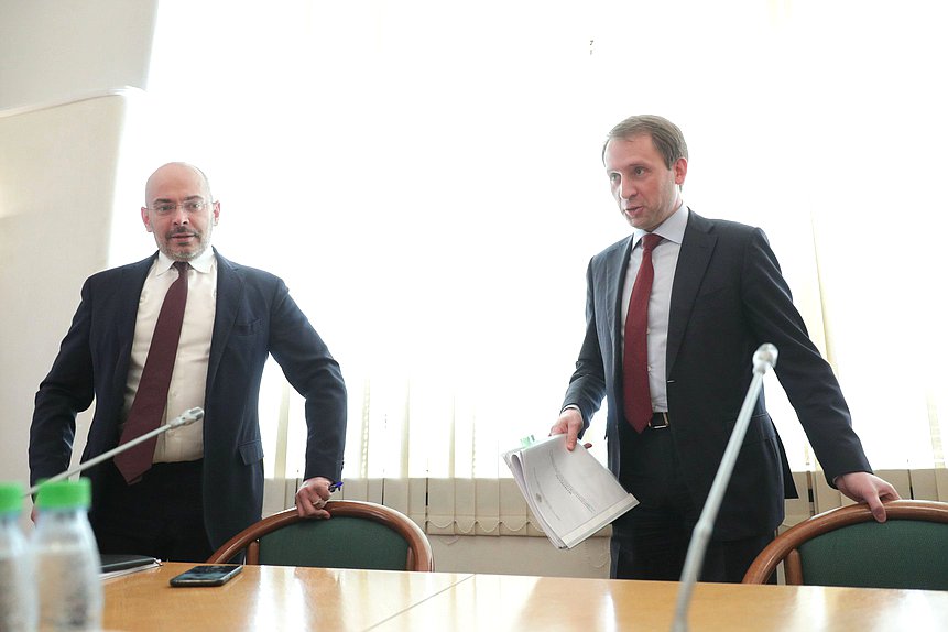 Председатель Комитета по природным ресурсам, собственности и земельным отношениям Николай Николаев и Министр природных ресурсов и экологии РФ Александр Козлов