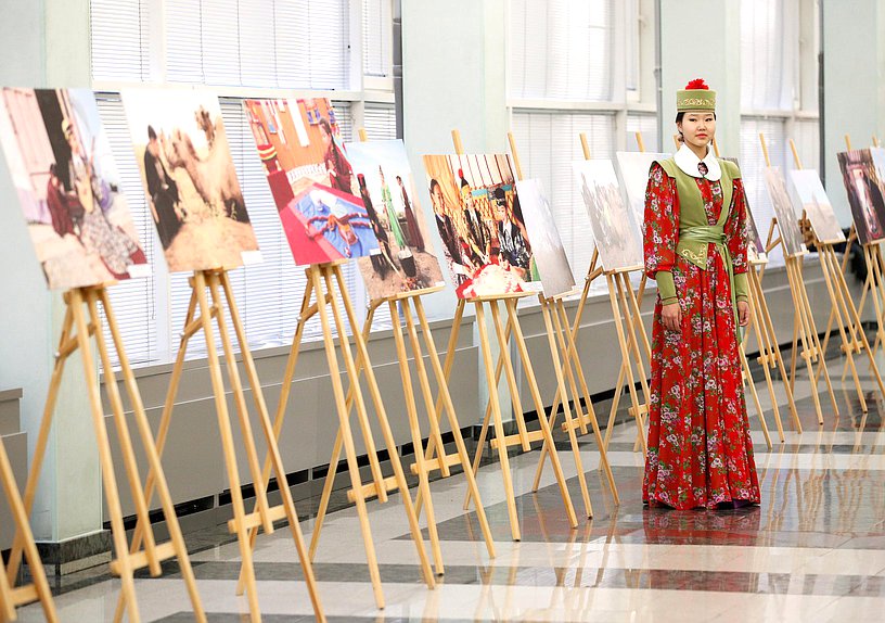 Открытие выставки лучших работ детей российских соотечественников, проживающих за рубежом, на тему «Национальный костюм в фольклоре народов России»