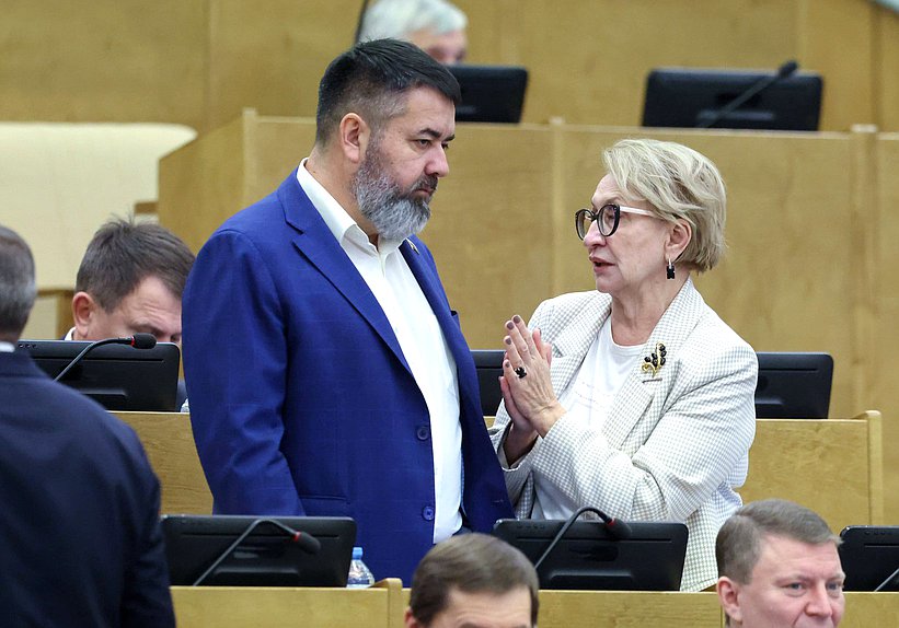 Член Комитета по энергетике Роман Птицын и заместитель Председателя Комитета Наталья Назарова