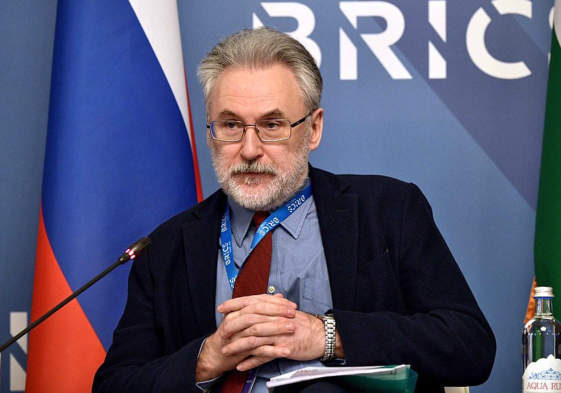 Distinguished Professor of the Higher School of Economics, St. Petersburg, Head of the Research and Education Laboratory “Sociology of Education and Science” Daniil Alexandrov