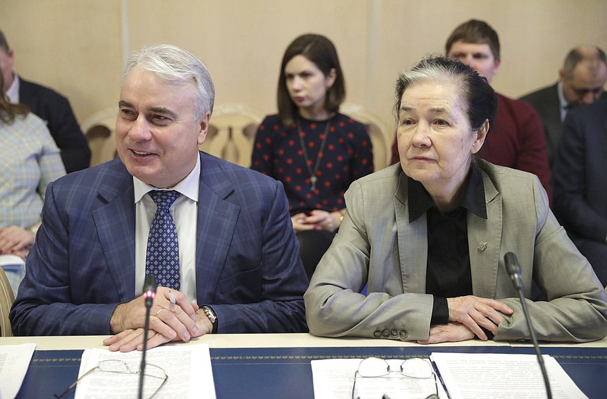 Председатель Комитета по энергетике Павел Завальный и Председатель Комитета по жилищной политике и жилищно-коммунальному хозяйству Галина Хованская