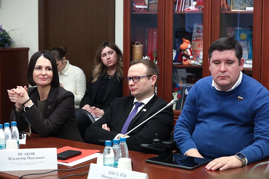 Первый заместитель Председателя Комитета по защите семьи, вопросам отцовства, материнства и детства Татьяна Буцкая и заместители Председателя Комитета по молодежной политике Владимир Исаков и Михаил Киселев
