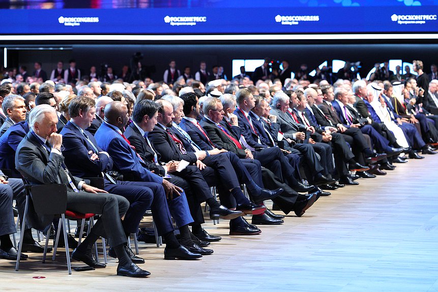 Пленарное заседание XXVIII Петербургского международного экономического форума