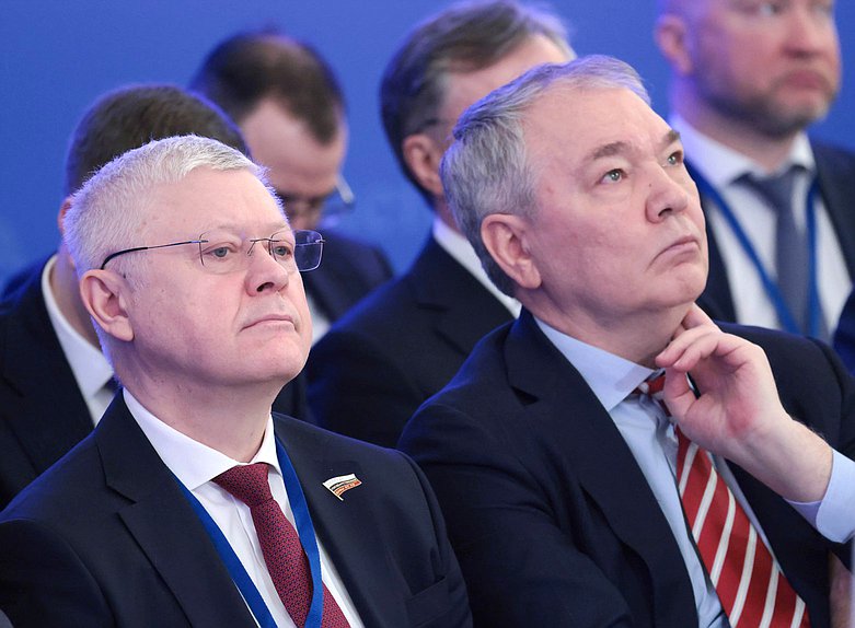 Председатель Комитета по безопасности и противодействию коррупции Василий Пискарев и Председатель Комитета по делам СНГ, евразийской интеграции и связям с соотечественниками Леонид Калашников