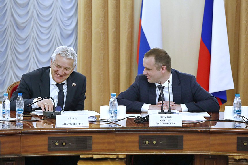 Первый заместитель Председателя Комитета по охране здоровья Леонид Огуль и Председатель Комитета по охране здоровья Сергей Леонов