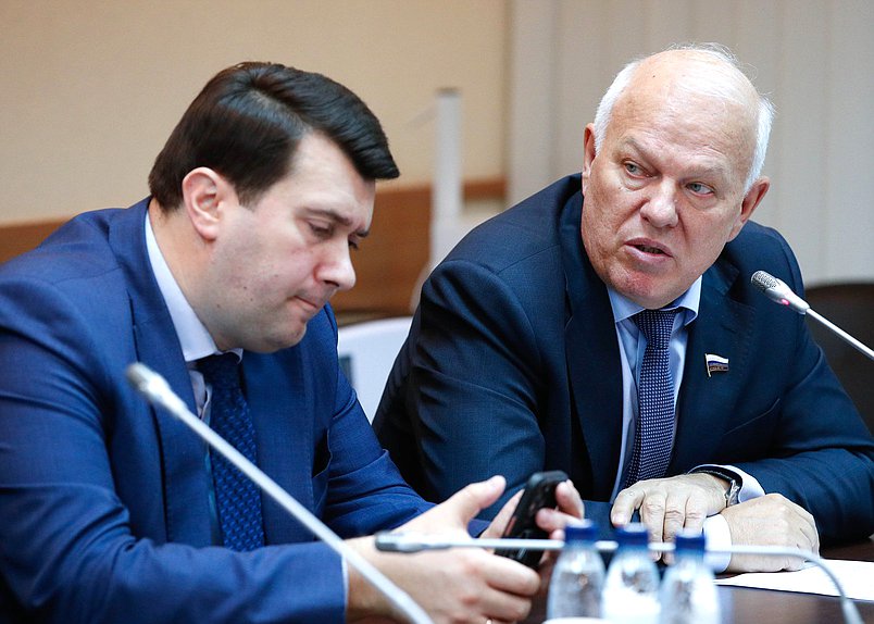 Заместители Председателя Комитета по экологии, природным ресурсам и охране окружающей среды Олег Лебедев и Анатолий Грешневиков