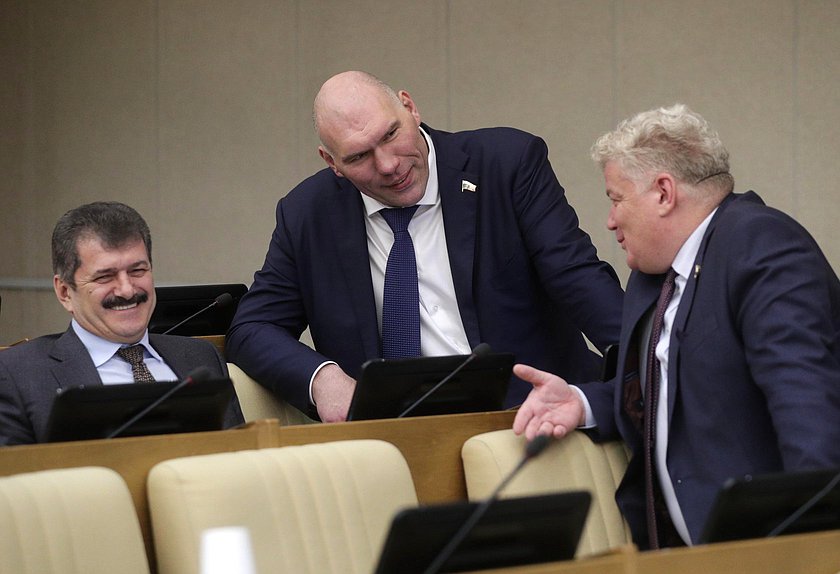 Член Комитета по природным ресурсам, собственности и земельным отношениям Александр Ищенко, Первый заместитель Председателя Комитета по экологии и охране окружающей среды Николай Валуев и член Комитета по природным ресурсам, собственности и земельным отношениям Максим Щаблыкин