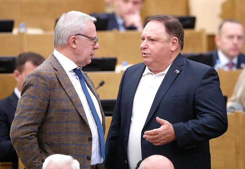 Первый заместитель Председателя Комитета по экологии, природным ресурсам и охране окружающей среды Вячеслав Фетисов и член Комитета по природным ресурсам, собственности и земельным отношениям Олег Валенчук