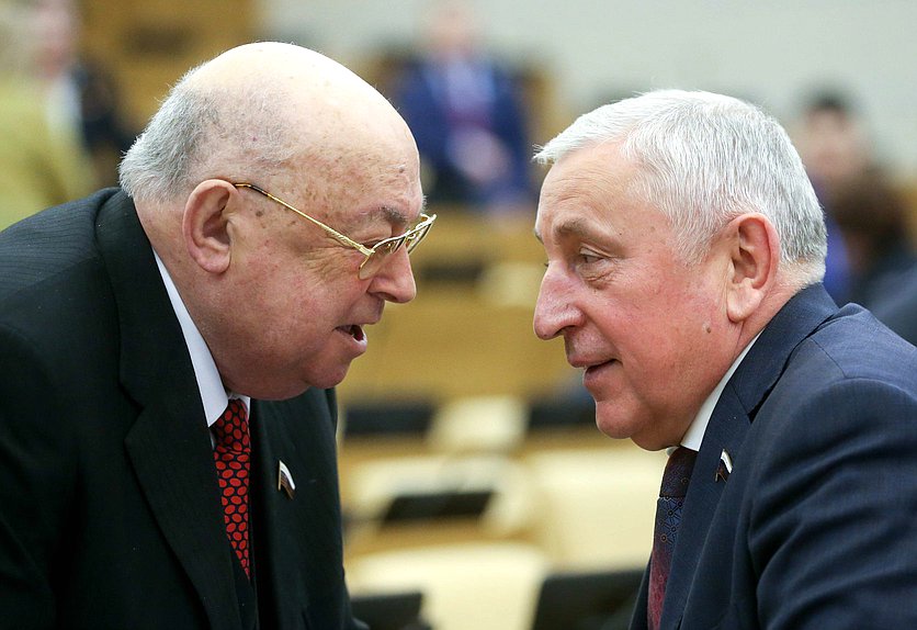 Член Комитета по транспорту и строительству Владимир Ресин и Председатель Комитета по региональной политике и проблемам Севера и Дальнего Востока Николай Харитонов