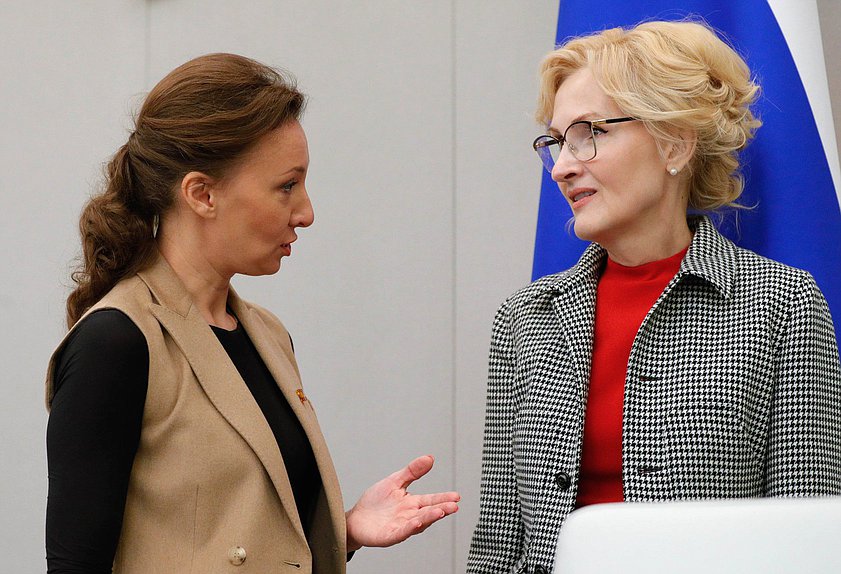 Заместители Председателя Государственной Думы Анна Кузнецова и Ирина Яровая