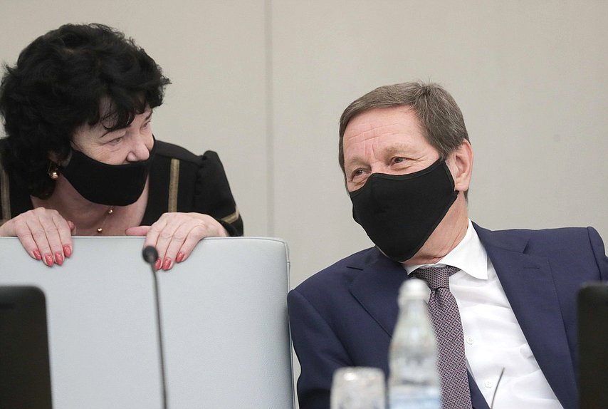 Председатель Комитета по вопросам семьи, женщин и детей Тамара Плетнева и Первый заместитель Председателя Государственной Думы Александр Жуков