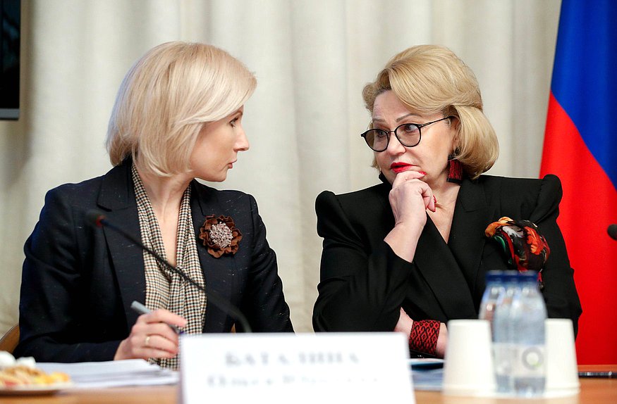 Председатель Комитета по вопросам семьи, женщин и детей Нина Останина и Первый заместитель Министра труда и социальной защиты РФ Ольга Баталина