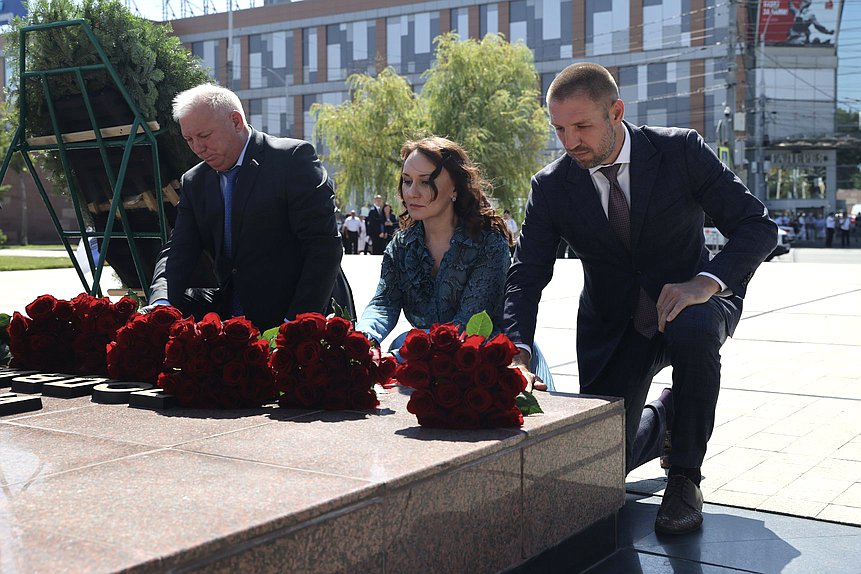 Член Комитета по транспорту и развитию транспортной инфраструктуры Анатолий Вороновский, член Комитета по труду, социальной политике и делам ветеранов Светлана Бессараб и Первый заместитель Председателя Комитета по физической культуре и спорту Дмитрий Пирог