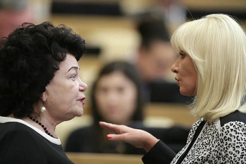 Председатель Комитета по вопросам семьи, женщин и детей Тамара Плетнева и заместитель Председателя Комитета по вопросам семьи, женщин и детей Оксана Пушкина
