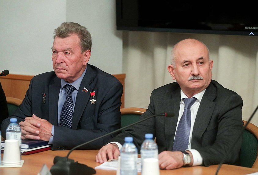 Член Комитета по природным ресурсам, собственности и земельным отношениям Николай Антошкин и член Комитета по энергетике Юшаа Газгиреев
