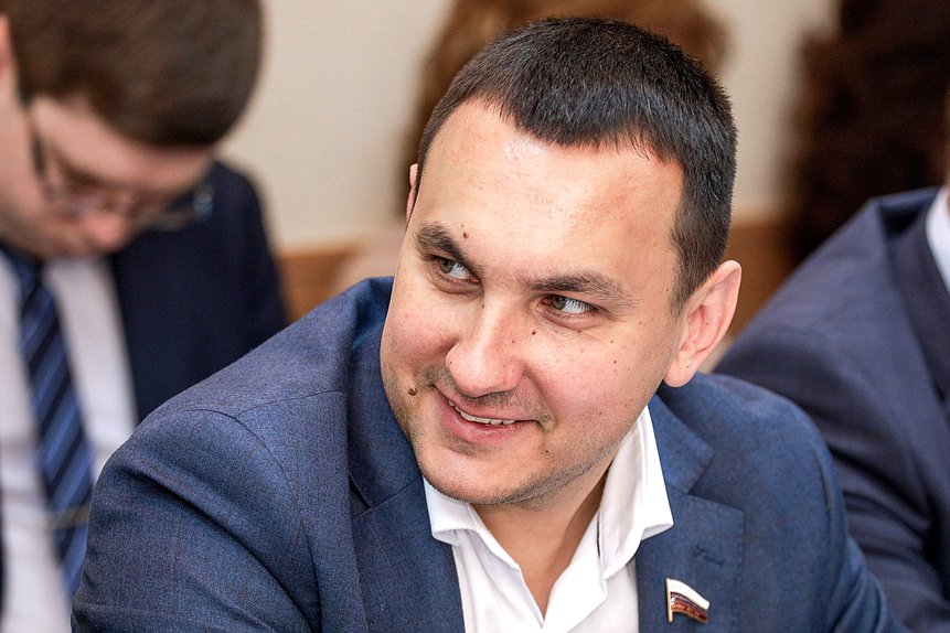 Член Комитета по экологии, природным ресурсам и охране окружающей среды Максим Иванов