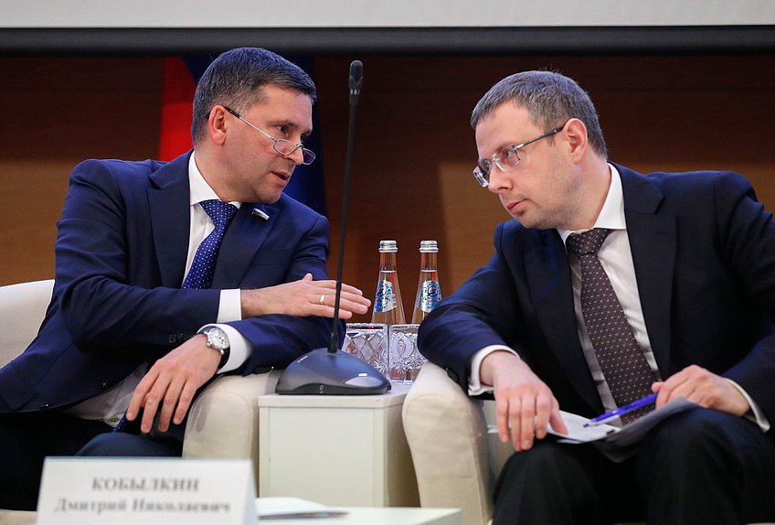 Председатель Комитета по экологии, природным ресурсам и охране окружающей среды Дмитрий Кобылкин (слева)