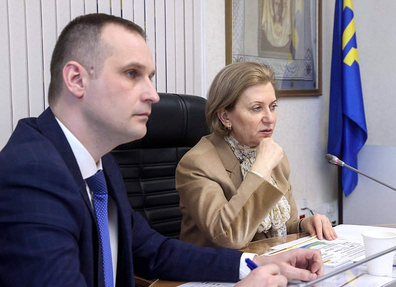 Председатель Комитета по охране здоровья Сергей Леонов и руководитель Роспотребнадзора — Главный санитарный врач РФ Анна Попова