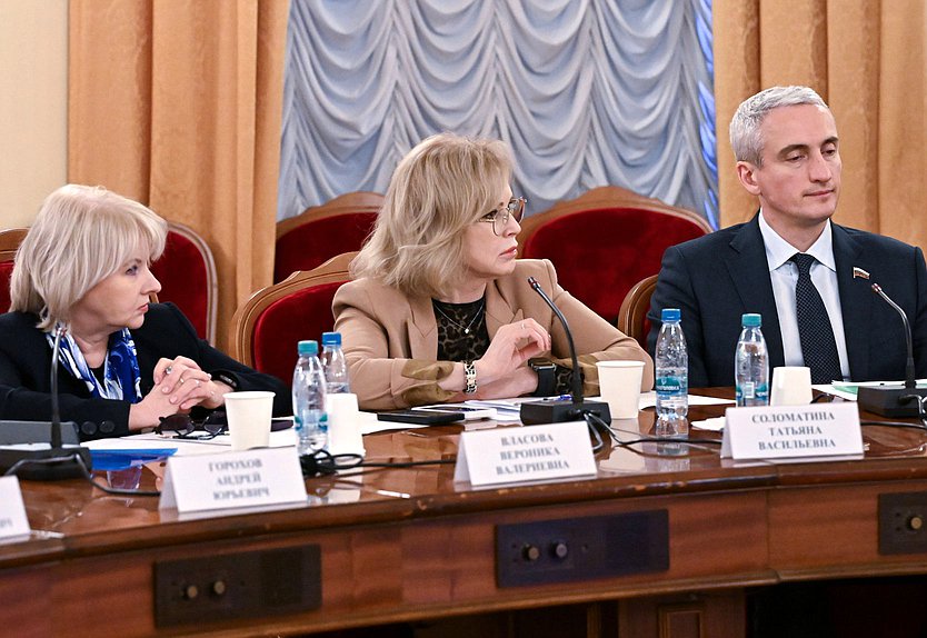Член Комитета по охране здоровья Вероника Власова и заместители Председателя Комитета Татьяна Соломатина и Евгений Нифантьев
