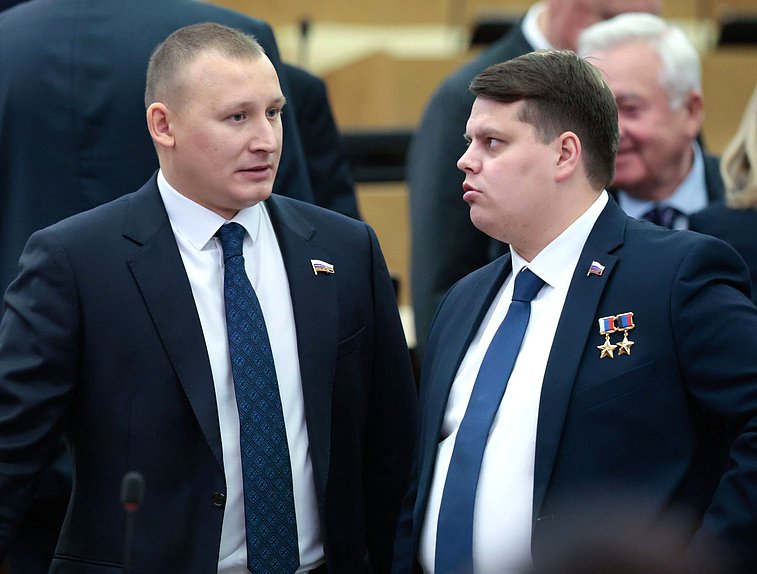 Заместитель Председателя Комитета по молодежной политике Антон Старостин и член Комитета по конституционному, гражданскому законодательству и судоустройству Эдуард Казымов