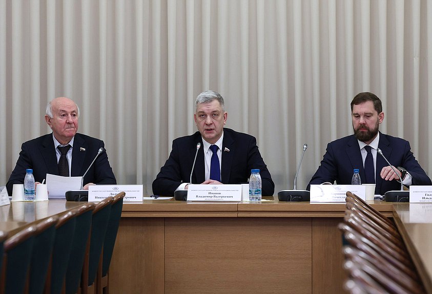 Заместитель Председателя Комитета по делам национальностей Николай Долуда, Председатель Комитета Владимир Иванов и руководитель Федерального агентства по делам национальностей Игорь Баринов