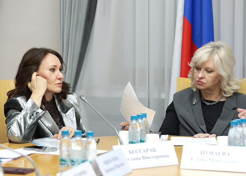 Член Комитета по труду, социальной политике и делам ветеранов Светлана Бессараб и Первый заместитель Председателя Комитета Елена Цунаева