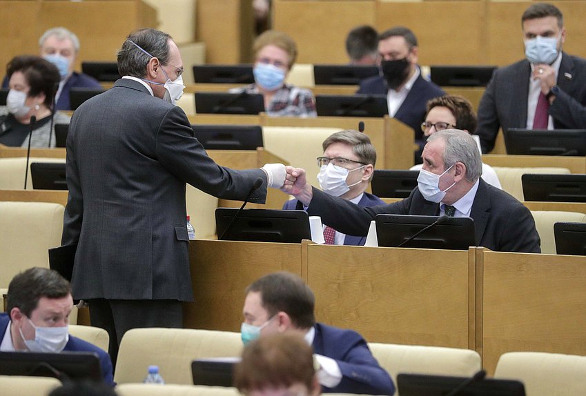 Председатель Комитета по образованию и науке Вячеслав Никонов и руководитель фракции «Единая Россия» Сергей Неверов