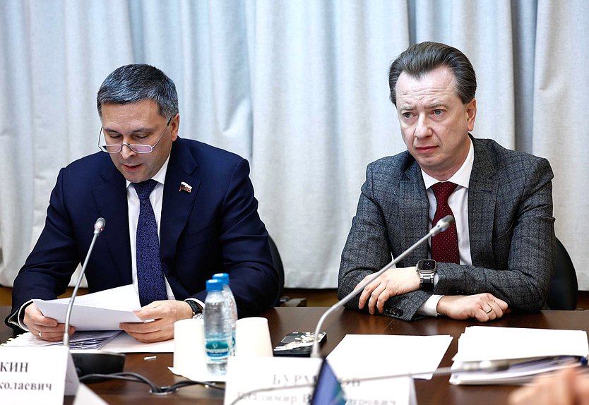 Председатель Комитета по экологии, природным ресурсам и охране окружающей среды Дмитрий Кобылкин и Первый заместитель Председателя Комитета Владимир Бурматов