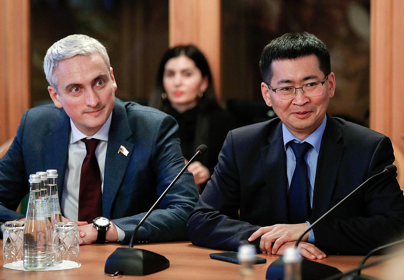 Член Комитета по промышленности и торговле Евгений Нифантьев и член Комитета по экологии, природным ресурсам и охране окружающей среды Николай Будуев