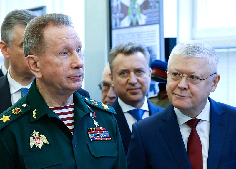 Директор Федеральной службы войск национальной гвардии РФ (Росгвардии) Виктор Золотов и Председатель Комитета по безопасности и противодействию коррупции Василий Пискарев