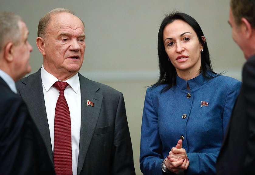 Руководитель фракции КПРФ Геннадий Зюганов и член Комитета по делам национальностей Анастасия Удальцова