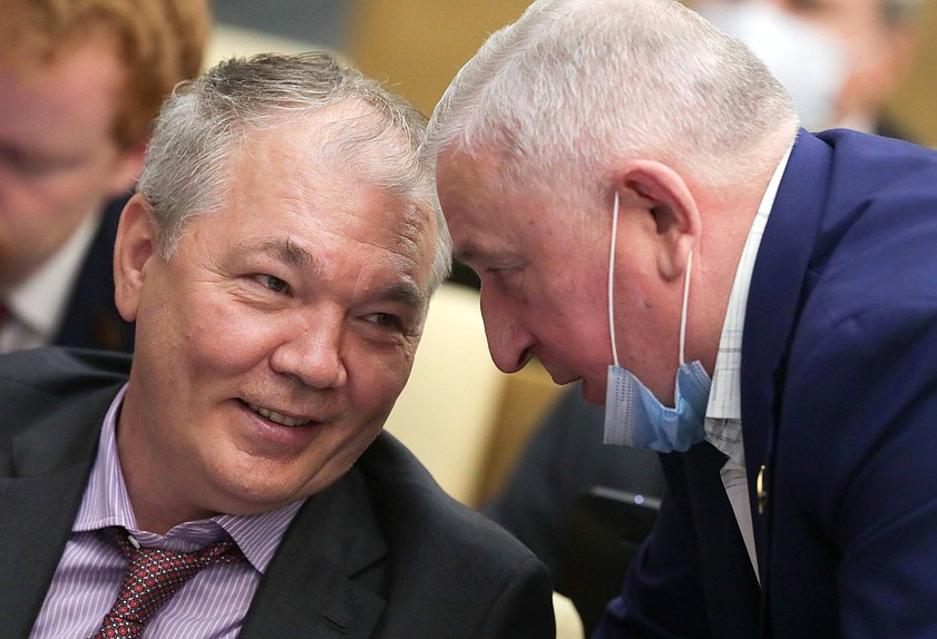 Председатель Комитета по делам СНГ, евразийской интеграции и связям с соотечественниками Леонид Калашников и Председатель Комитета по региональной политике и проблемам Севера и Дальнего Востока Николай Харитонов