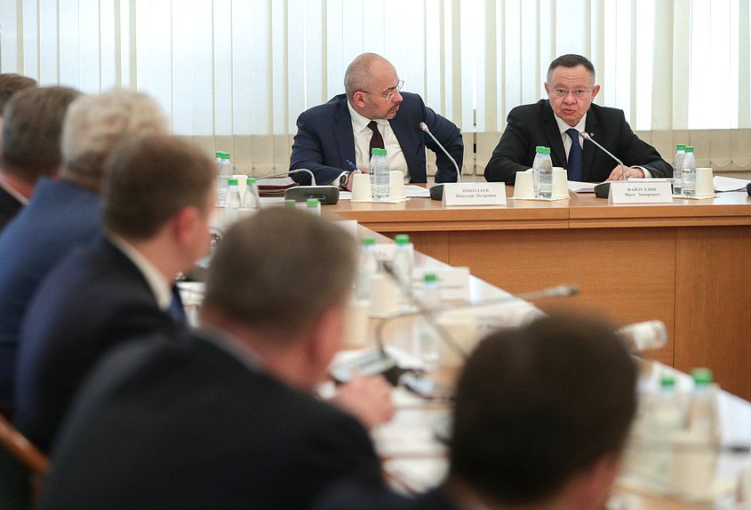 Председатель Комитета по природным ресурсам, собственности и земельным отношениям Николай Николаев и Министр строительства и ЖКХ Ирек Файзуллин